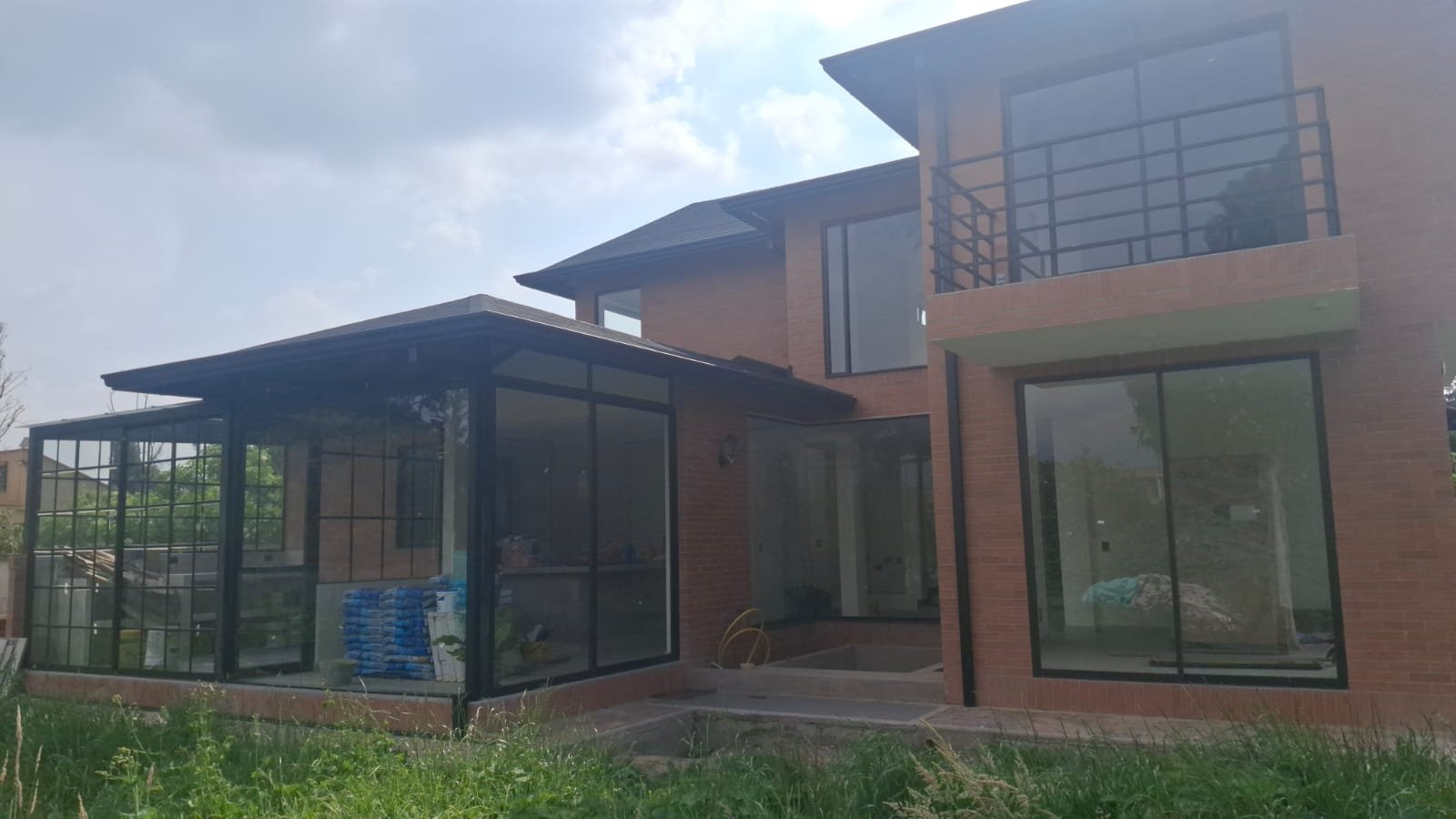 Ventanería de gran formato y cerramiento acristalado en vivienda